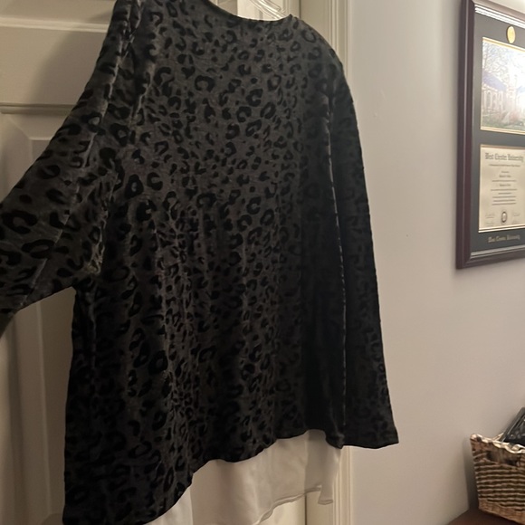 Womens 1x sweater - grey leopard - NWT - Picture 3 of 4